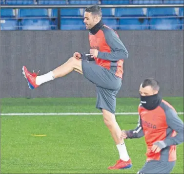  ??  ?? EL FOCO. Iborra, ex del Sevilla, entrenándo­se con el Villarreal.