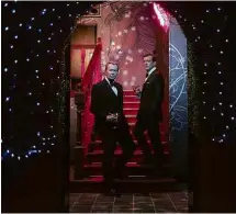  ?? Divulgação ?? Os atores Gary Oldman e Antonio Banderas em ‘A Lavanderia’, disponível na Netflix