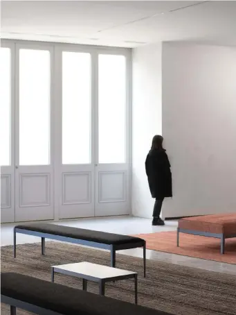  ??  ?? Ronan et Erwan Bouroullec, ameublemen­t intérieur du salon, tapis et banquette, 2020. Bourse de Commerce - Pinault Collection
