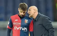  ??  ?? L’allenatore del Genoa Davide Ballardini parla con Muguel Veloso Il nuovo tecnico è subentrato all’esonerato Juric un mese fa