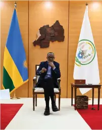  ??  ?? Visionnair­e.
Aux affaires depuis 1994, Paul Kagame est considéré par de nombreux chefs d’État et institutio­ns internatio­nales comme le fer de lance du « miracle rwandais ».