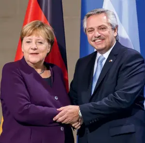  ?? (© Casa Rosada) ?? Photo ci-contre :
Le 3 février 2020, le président argentin Alberto Fernandez est reçu par la chancelièr­e allemande Angela Merkel, à Berlin.
S’il a souligné, à l’issue de cette rencontre, la nécessité de « renforcer le lien UE– Mercosur », l’enjeu de sa première tournée européenne (Italie, Allemagne, Espagne,
France) était surtout de trouver des soutiens pour la renégociat­ion de la dette argentine auprès du FMI, priorité absolue de son début de mandat.