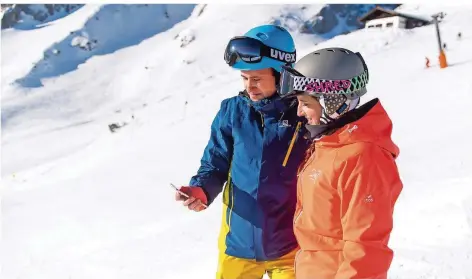  ?? FOTO: BENJAMIN NOLTE/DPA ?? Das Smartphone wird inzwischen auch beim Skifahren für verschiede­nste Zwecke eingesetzt.