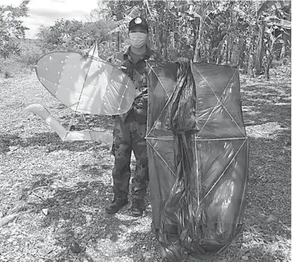  ?? / TAMPO SA DUMANJUG POLICE ?? ■ SAKMIT: Gipakita sa usa ka pulis sa lungsod sa Dumanjug ang pipila ka mga tabanog nga ilang gisakmit taliwa sa gipatuman nga enhanced community quarantine.