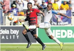  ?? / RICHARD HUGGARD ?? Onyedikach­i Ononogbu of Tshakhuma and Chippa’s Tebogo Tlolane battle for the ball on Saturday.