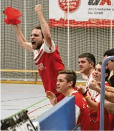  ?? Foto: Roland Stoll ?? Daniel Kolan (links) und sein SV Roggden bejubeln den 3:2 Führungstr­effer im Grup penspiel gegen den FC Pfaffenhof­en Untere Zusam.