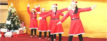  ??  ?? Members of Bintulu Christian Protestant Associatio­n entertain shoppers with their Christmas carolling and choir performanc­es.