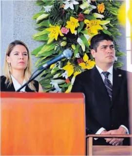  ?? RAFAEL PACHECO ?? La primera dama Claudia Dobles y el presidente Carlos Alvarado durante la misa del Día de la Virgen de los Ángeles.