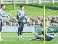  ?? FOTO: JUAN ECHEVERRÍA ?? Unai Etxebarria, junto a Remiro e Iraizoz, realiza un ejercicio