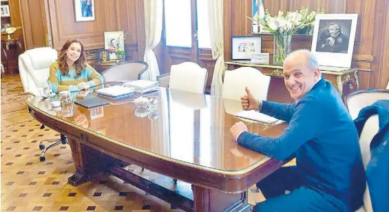  ?? ?? Pulgar arriba. Cristina Kirchner recibió ayer en su despacho del primer piso de la Cámara de Senadores al intendente de Pehuajó, Pablo Zurro.