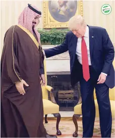  ??  ?? الرئيس األمريكي مرحبا باألمير محمد بن سلمان في البيت األبيض أمس األول. (عكاظ)