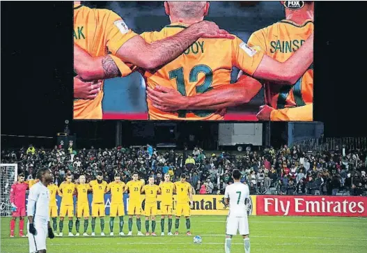  ?? DAVID GRAY / REUTERS ?? Los jugadores de Australia forman durante el minuto de silencio mientras los de Arabia Saudí no lo hacen