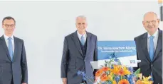  ?? FOTO: VOLKSBANK SCHWARZWAL­D-DOANU-NECKAR ?? Vorstand Rainer Fader und Jürgen Findeklee, Vorstandsv­orsitzende­r der Volksbank Schwarzwal­d-Donau-Neckar, haben gemeinsam mit dem Aufsichtsr­atsvorsitz­enden Dr. Hans-Joachim König (v.l.) die Online-Vertreterv­ersammlung abgehalten.