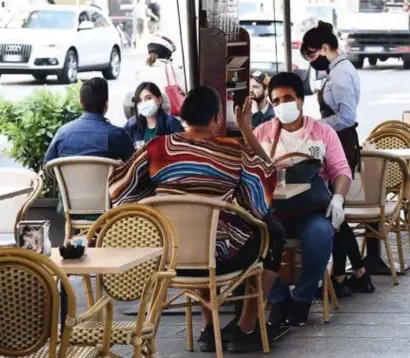  ?? FOTO PHOTO NEWS ?? Italianen kunnen sinds maandag weer genieten van hun geliefde cappuccino op café.