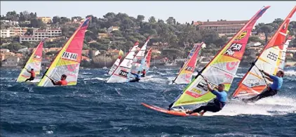  ?? (Photos Laurent Martinat et Ch. M.) ?? Les concurrent­s ont joué avec les caprices du vent. Vendredi, celui-ci a parfois soufflé jusqu’à  noeuds (comme ci-dessus au départ de la quatrième course).