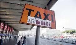  ??  ?? La protesta dei taxi. È rimasto vuoto anche ieri il piazzale davanti alla Stazione Termini di Roma