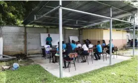  ?? ALEJANDRO GAMBOA ?? En la Escuela de Aguas Zarcas, en Matama, Limón, construyer­on estas “aulas” para los estudiante­s del colegio.