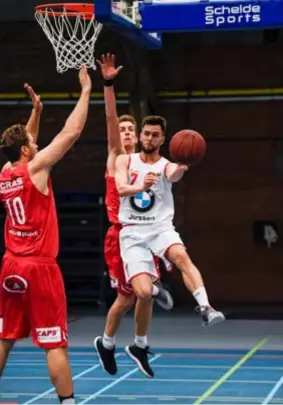  ?? FOTO GOYVAERTS ?? Anthony Goetgeluck (wit) aan het werk met Soba tegen Waregem. “Ik hoop dat ik tegen Gembo kan spelen.”