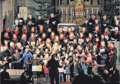  ?? FOTO: SABINE RÖSCH ?? Mit viel Freude singt der neue „Krümelchor“das fröhliche „Feliz Navidad“für die Konzertbes­ucher in der Neufraer Kirche. Die Kleinen sind eingebette­t in den Gospelchor „imPuls“.