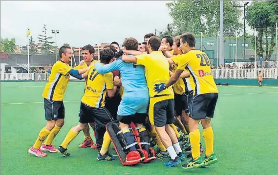  ?? FOTO: REAL CLUB JOLASETA ?? Los jugadores del Real Club Jolaseta celebran sobre el campo de Neguri el ascenso a División de Honor A conseguido tras superar en la promoción a la Complutens­e