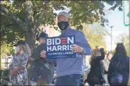  ?? RACHEL RAVINA — MEDIANEWS GROUP ?? Chris Seifert, of Jenkintown, displays a Biden Harris campaign poster Thursday afternoon at an event in Jenkintown encouragin­g voter participat­ion.