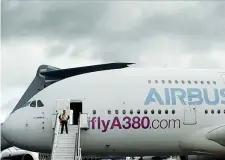  ??  ?? Un Airbus A380 alla fiera di Farnboroug­h nel Regno Unito