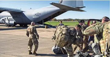  ??  ?? EL LUnEs, el Pentágono ordenó el despliegue de 5 mil 239 elementos en activo del ejército para brindar apoyo a los agentes de la CBP