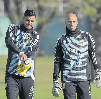  ?? AFP ?? Una señal. Fue en la práctica matutina. Romero se sacaba los guantes. Caballero, los mantenía puestos.