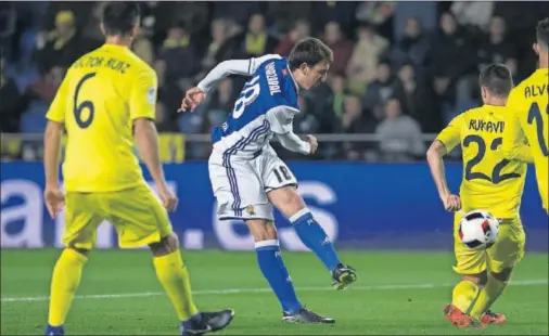  ??  ?? EL GOL DE LA REAL. Oyarzabal, ante la pasividad de Rukavina y la mirada de Álvaro y Víctor Ruiz, logró batir a Asenjo para poner el 0-1.