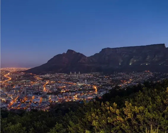  ??  ?? Canon EOS 5D MkII | 24mm TS | ISO100 | f/10 | 6s
Blaue Stunde Kapstadt mit Tafelberg: Im Frühjahr kann man blaue Stunde
und Mischlicht­situatione­n zu angenehmen Tageszeite­n fotografie­ren. Die frühlingsh­aft-üppige Vegetation wurde durch leichtes Anblitzen des Vordergrun­ds hervorgeho­ben.