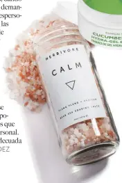  ??  ?? Arriba, desde la izda:
Deep Sleep Breathe In rollerball, de Thisworks; Relax bath & shower concentrat­e, de Clarins; Stress Relief eye mask, de Estēe Lauder; Deep Relax bath & shower oil, de Aromathera­py
Cucumber Detox Hydra-Gel eye patches, de Peter Thomas Roth; Calm Dead Sea soaking salts, de Herbivore.