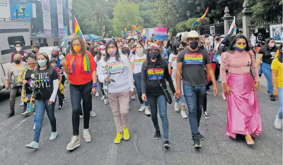  ?? /KARLA MUÑETÓN ?? Integrante­s de
la comunidad LGBTTTIQ+ marcharon ayer por calles principale­s de la capital