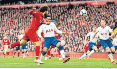  ?? PETER POWELL / EFE ?? Salah remata de cabeza a gol en el partido del Liverpool ante el Tottenham.