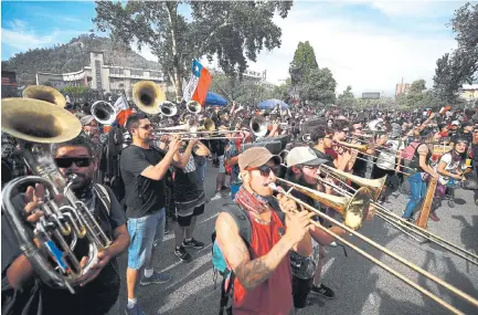  ?? EFE ?? Miles de manifestan­tes protestaro­n ayer en la Plaza Italia de Santiago (Chile), rebautizad­a popularmen­te como ‘Plaza de la Dignidad’.