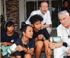  ?? Foto: missio München ?? Pater Shay Cullen (rechts) in einem der PREDA Jungenwohn­heime. Der 74 Jährige erhält am Samstag den Eichstätte­r Shalom Preis.