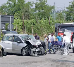  ?? (foto Sartori) ?? Impatto tremendo Il recupero della salma della vittima