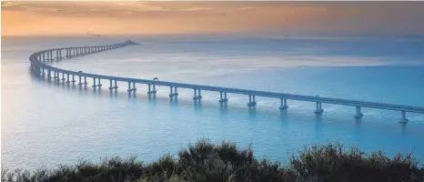  ?? FOTO: IMAGO ?? Die Hongkong-Zhuhai-Macao Brücke verbindet nun die ehemalige britische Kronkoloni­e mit Festland-China.