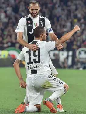  ??  ?? Coppia Giorgio Chiellini, 34 anni, e Leonardo Bonucci, 31, la collaudata coppia di difesa della Juventus (Ansa)