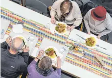  ?? FOTO: FELIX KÄSTLE ?? Besucher der diesjährig­en Vesperkirc­he in der evangelisc­hen Kirche in Ravensburg.