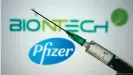  ??  ?? Компании BioNTech и Pfizer обязались поставить в ЕС до 300 млн доз своей мРНК-вакцины