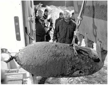  ??  ?? La bombe de 500 kg a été neutralisé­e puis évacuée.