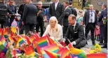  ?? JAVAD PARSA / AFP ?? Kronprinze­ssin Mette-Marit und Kronprinz Haakon von Norwegen legten Blumen an der Gedenkstät­te nieder.