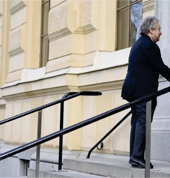  ??  ?? HYLLADE SVERIGE. FN:S generalsek­reterare António Guterres hälsar på statsminis­ter Stefan Löfven utanför Kungliga biblioteke­t i Stockholm.