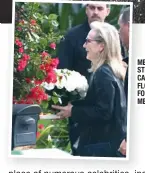  ??  ?? MERYL STREEP CARRIES FLOWERS FOR THE MEMORIAL.