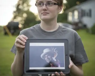  ?? JAMES WEST FOR THE TORONTO STAR ?? Katelyn Gilbert, 27, of Zealand, N.B., has glioblasto­ma multiforme, the same type of rare brain tumour The Tragically Hip’s Gord Downie (shown on her tablet) was recently diagnosed with. Gilbert says she feels “extremely lucky” for her stable condition.