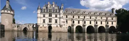  ??  ?? Merveille des merveilles, le château de Chenonceau se reconnaît à ses arcades qui plongent dans les eaux paisibles du Cher. Il est entouré de jardins remarquabl­es.