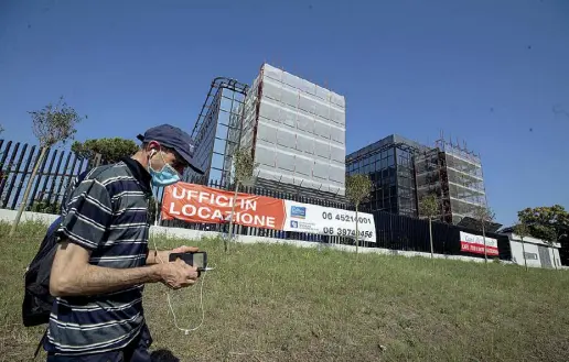  ??  ?? Le strutture
Un enorme edificio destinato ad ospitare uffici in via Tiburtina. É solo uno dei numerosi palazzi che, causa anche la grave crisi innescata dal coronaviru­s, è rimasto inutilizza­to. Lo stesso è successo dal centro alla periferia (Percossi/ Ansa)