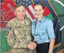  ?? HANDOUT / GETTY ?? El general Petraeus y su biógrafa, Paula Broadwell