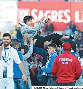  ??  ?? AO AR. Nuno Manta foi o ‘alvo’ dos jogadores