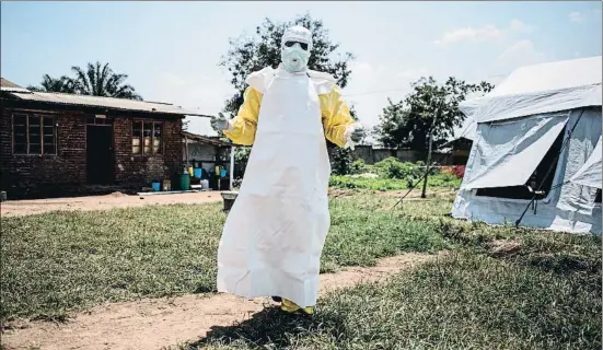  ?? JOHN WESSELS / AFP ?? Un trabajador sanitario, preparado para realizar tests en un centro de tratamient­o de ébola en la localidad de Beni